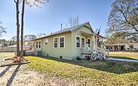 Charming Country Cottage, Walk To Main Street!