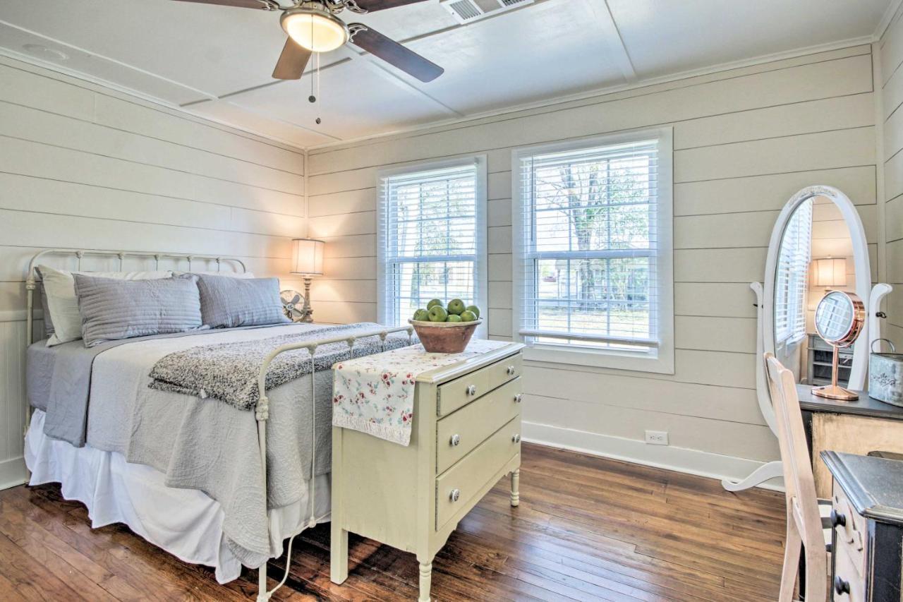Charming Country Cottage, Walk To Main Street! Tomball Exterior photo