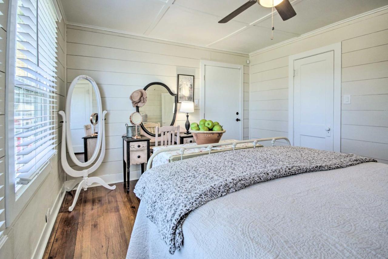 Charming Country Cottage, Walk To Main Street! Tomball Exterior photo